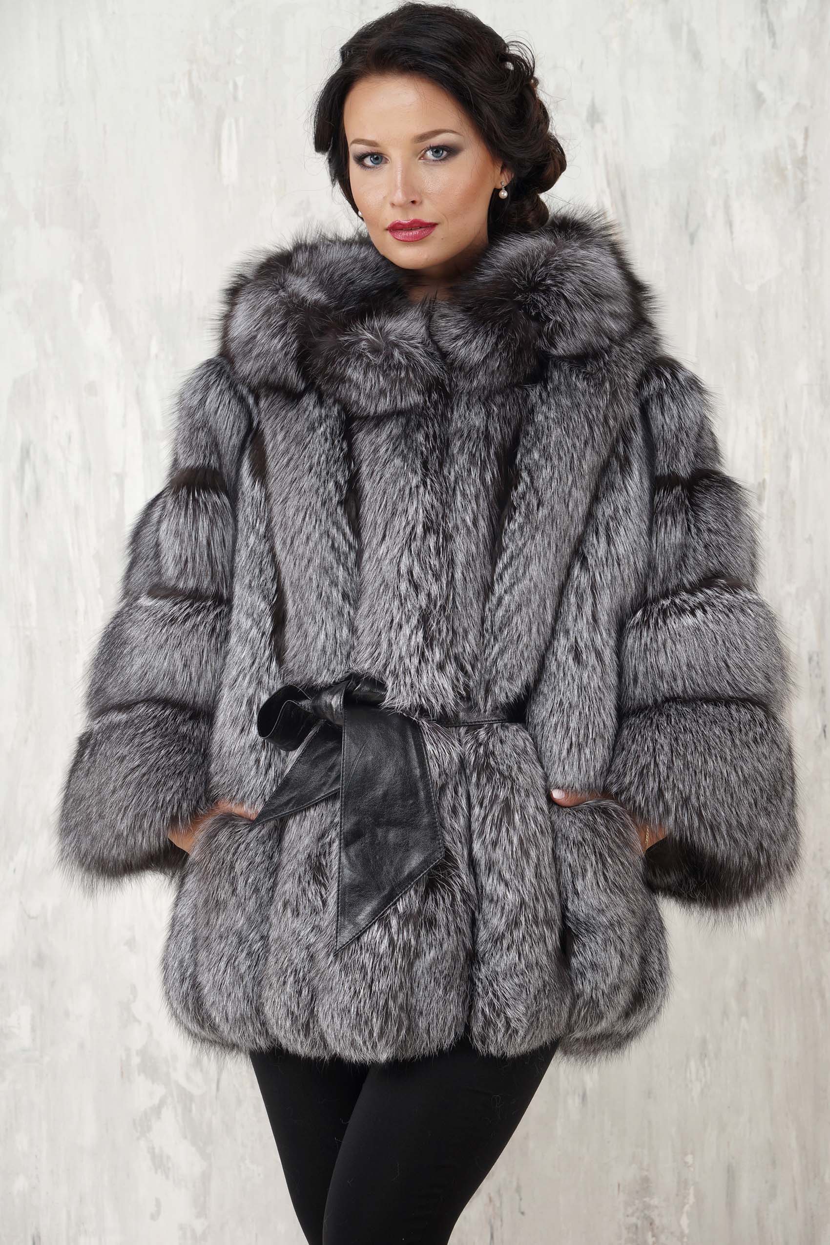 Куртка из лисицы серебристо-черного цвета