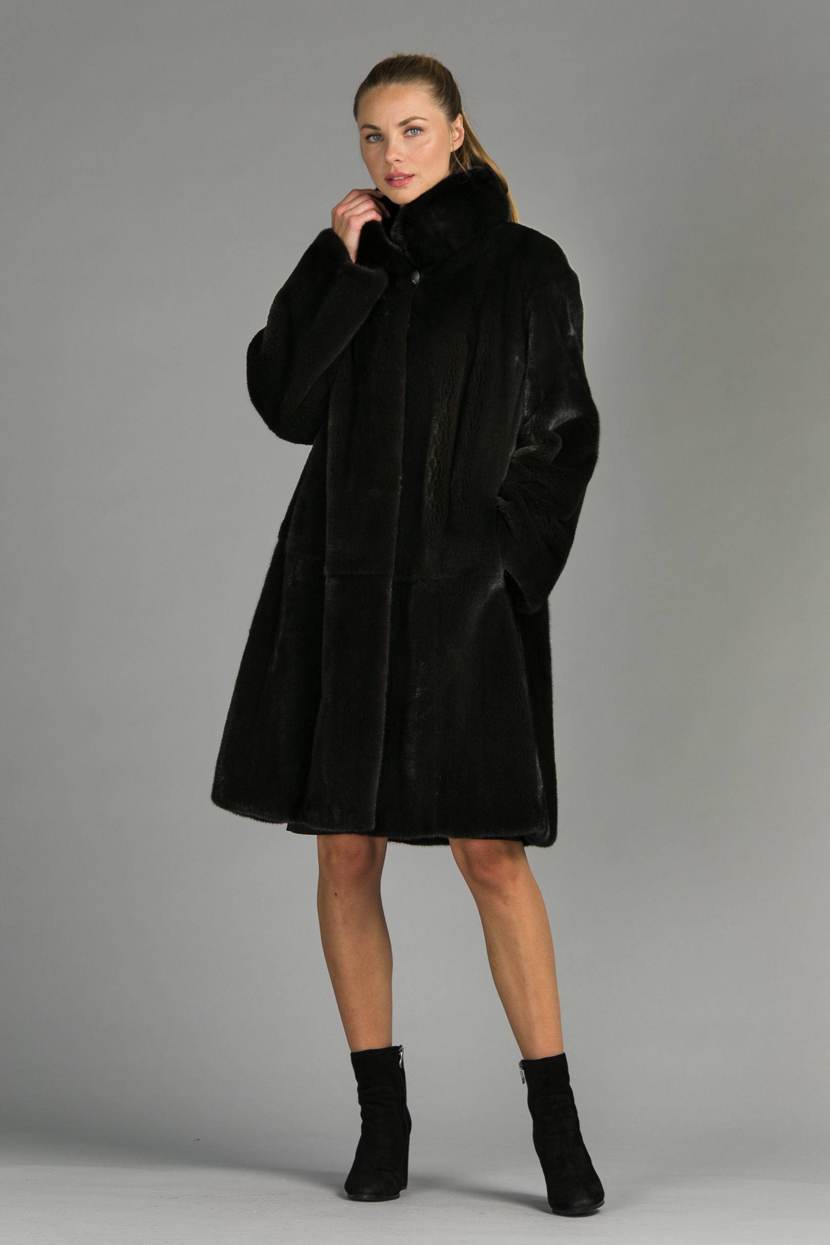 Пальто из норки черного цвета