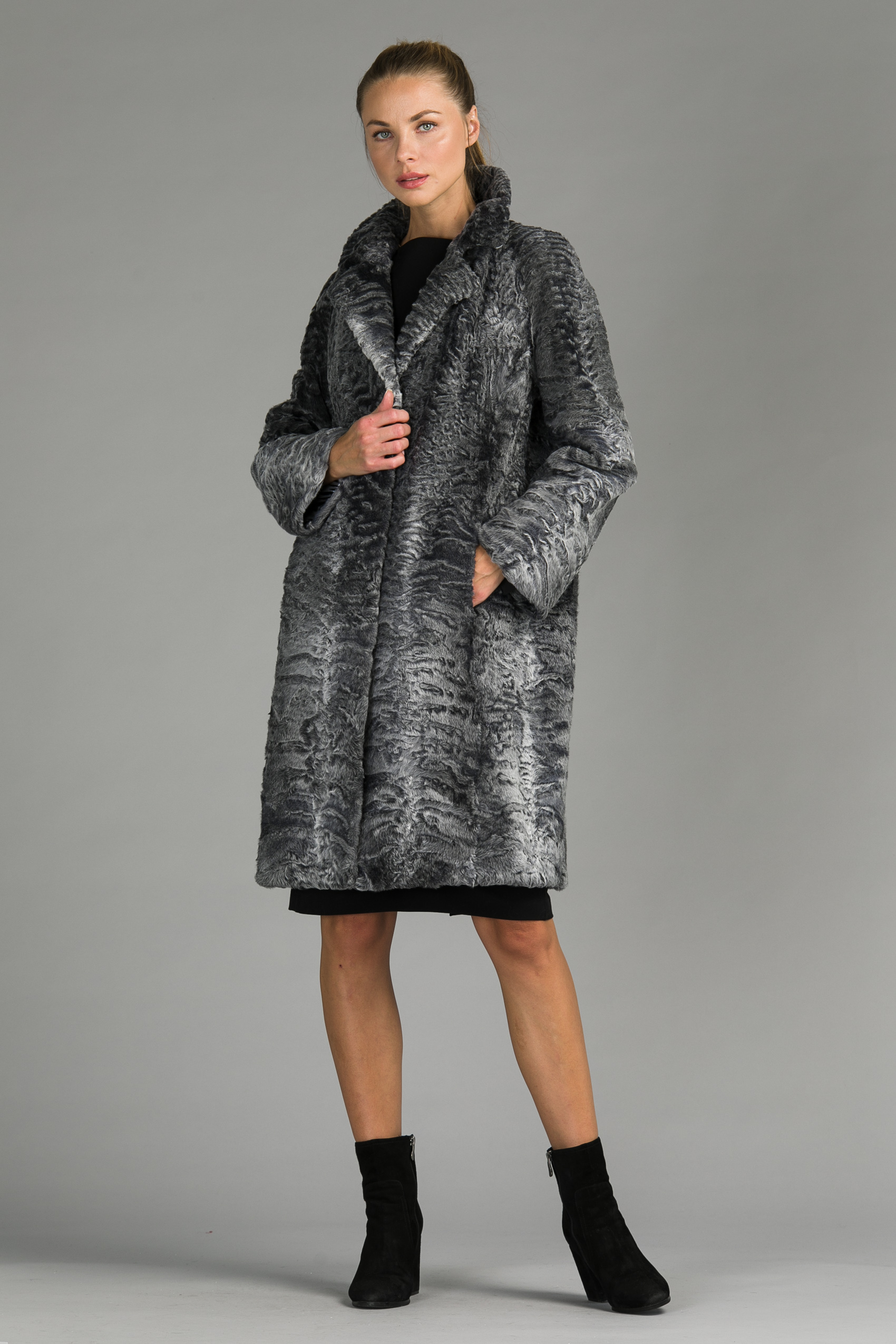 Пальто из каракуля серого цвета